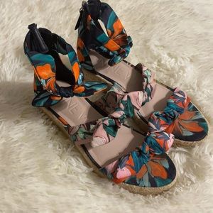 NWOT Cute Floral nine west sandals with bows